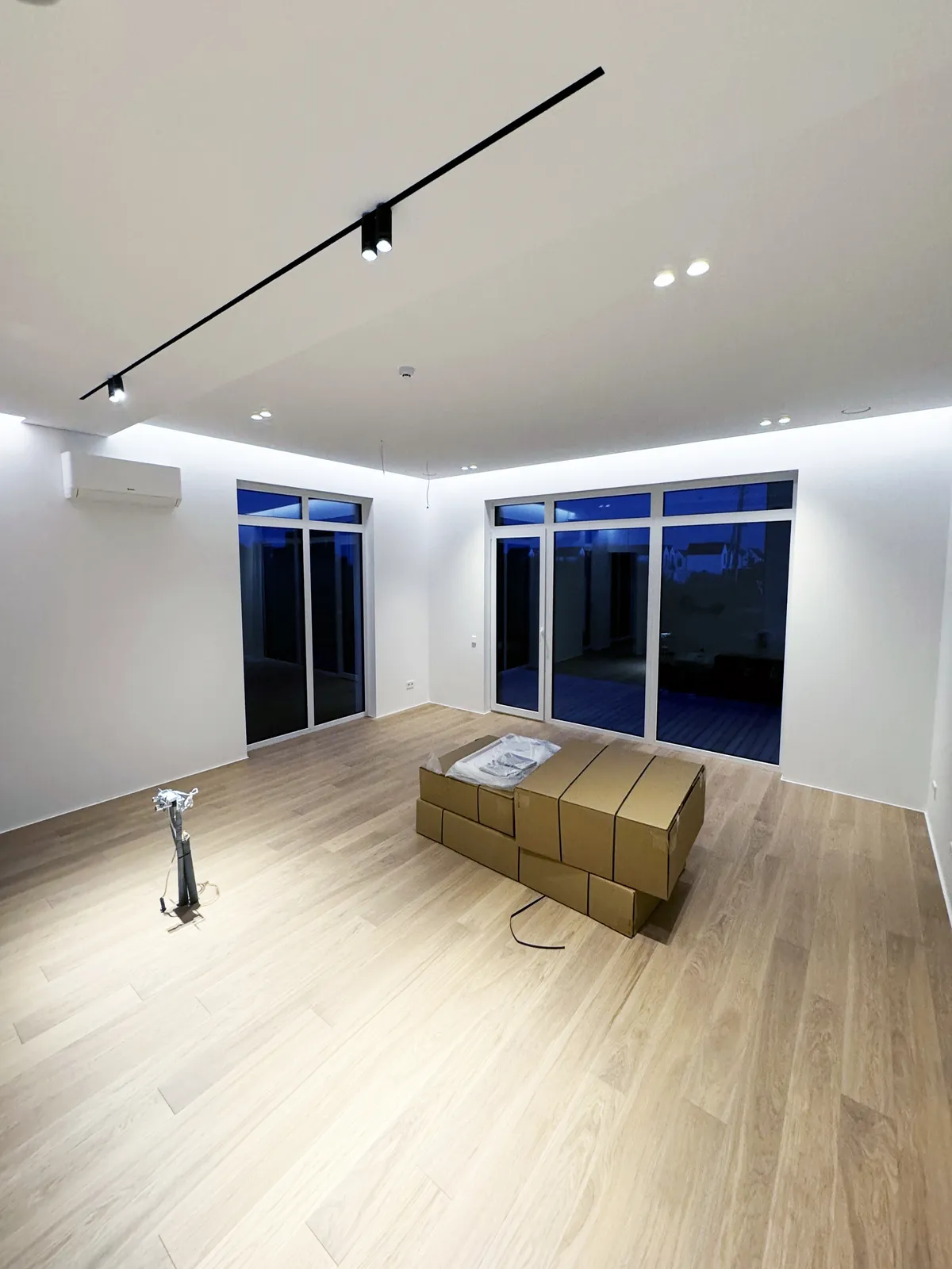 Pilnai įrengtas butas — virtuvė su parketu ir dizainerišku apšvietimu